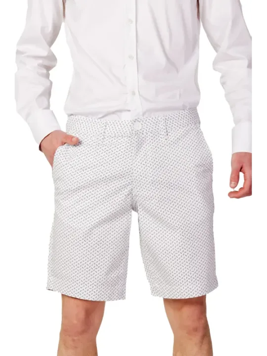 Weißes Hemd mit gemusterten Shorts