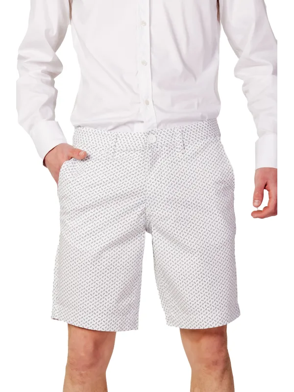 Weißes Hemd mit gemusterten Shorts