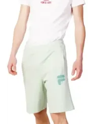 Fila Shorts tragen ein weißes T-Shirt