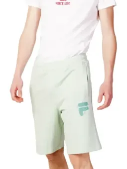 Fila Shorts tragen ein weißes T-Shirt