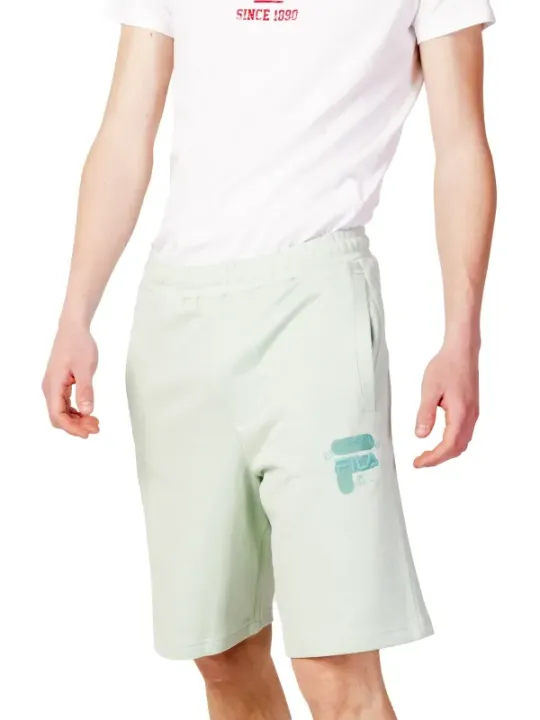 Fila Shorts tragen ein weißes T-Shirt