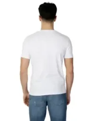 Mann trägt weißes Polohemd Jeans