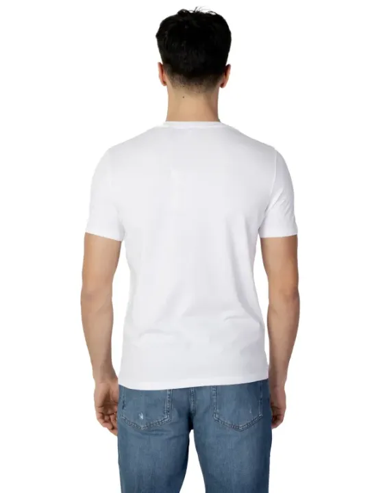 Mann trägt weißes Polohemd Jeans