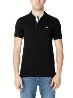 Mann trägt Tommy Hilfiger Jeans