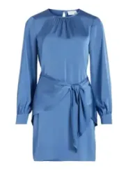 Helles blaues Satinkleid mit Schleife