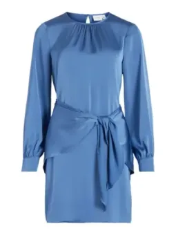 Helles blaues Satinkleid mit Schleife