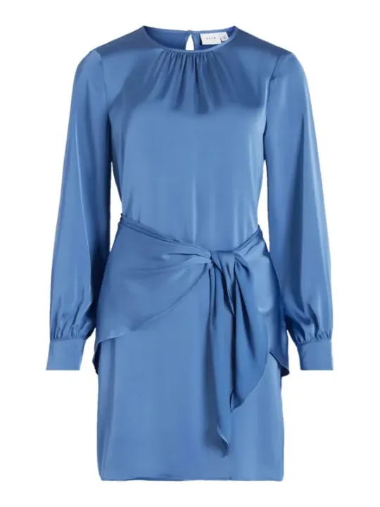 Helles blaues Satinkleid mit Schleife