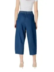 Hohe Jeans mit weitem Bein