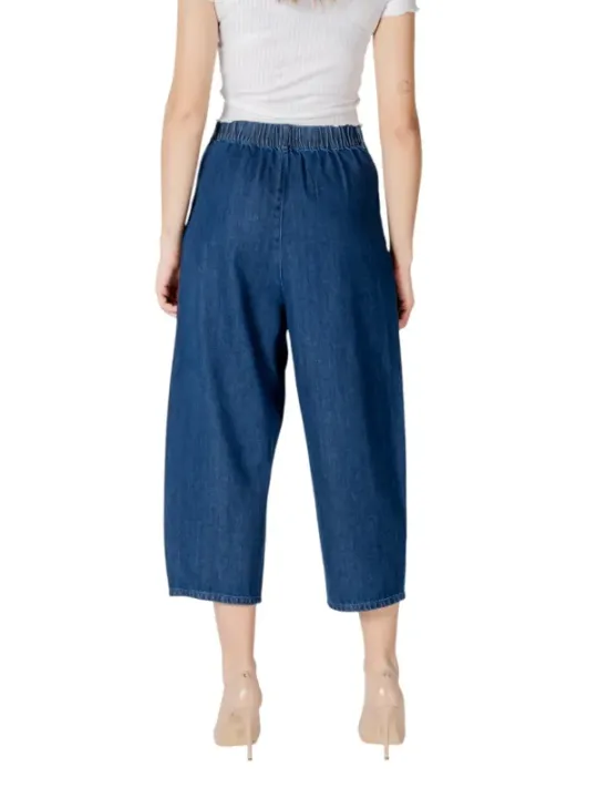 Hohe Jeans mit weitem Bein