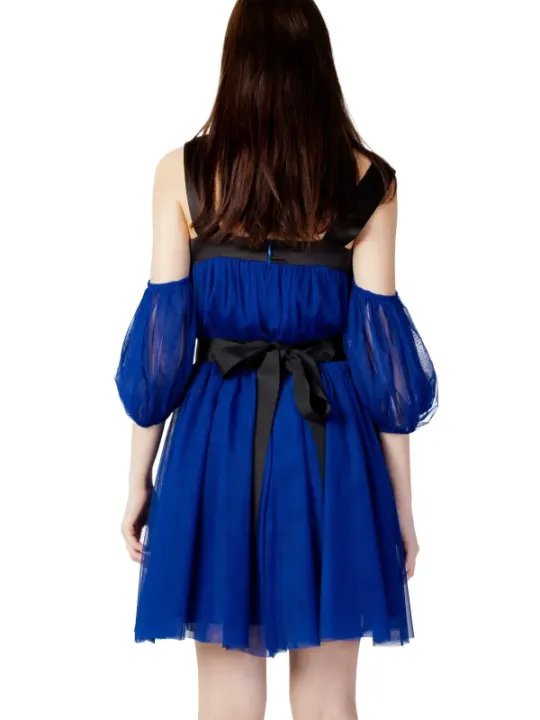 Hellblaues Kleid mit Mesh-Rock