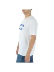 Mann trägt weißes North Sails T-Shirt
