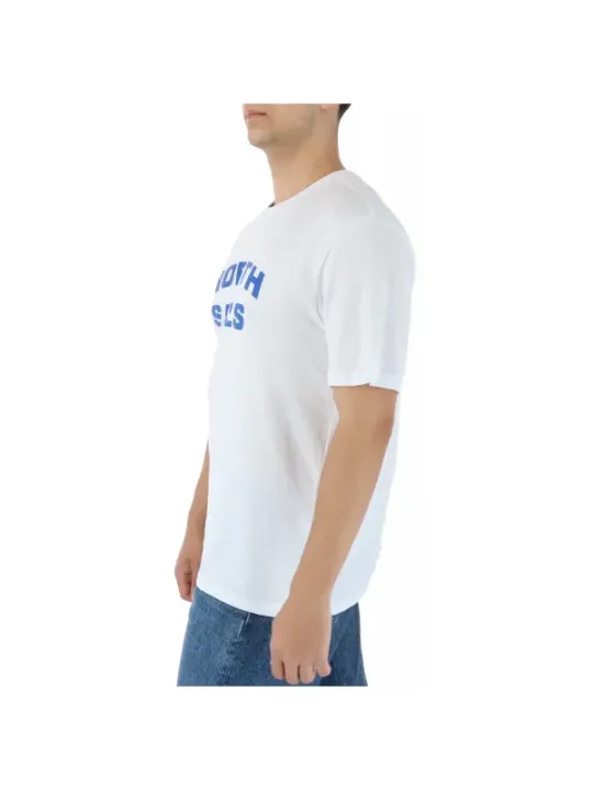 Mann trägt weißes North Sails T-Shirt