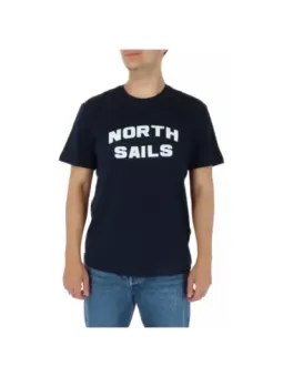 Mann trägt North Sails T-Shirt
