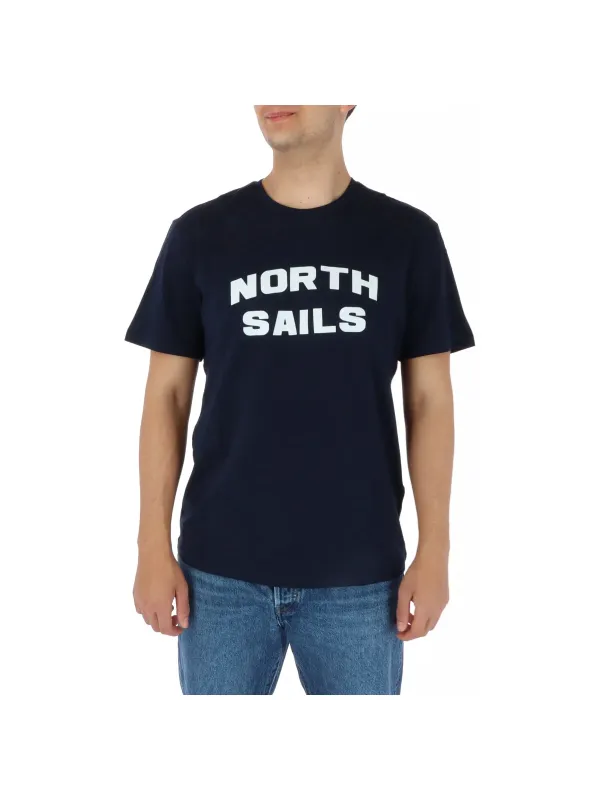 Mann trägt North Sails T-Shirt