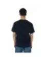 Schwarzes T-Shirt, blauer Farbblock
