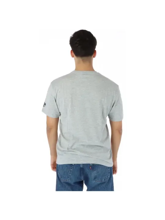 Mann trägt graues North Sails T-Shirt