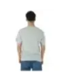 Mann trägt graues North Sails T-Shirt