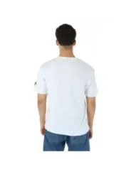 Mann trägt weißes North Sails T-Shirt