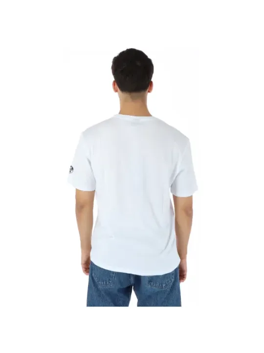 Mann trägt weißes North Sails T-Shirt