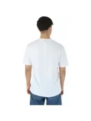 Mann trägt weißes North Sails T-Shirt