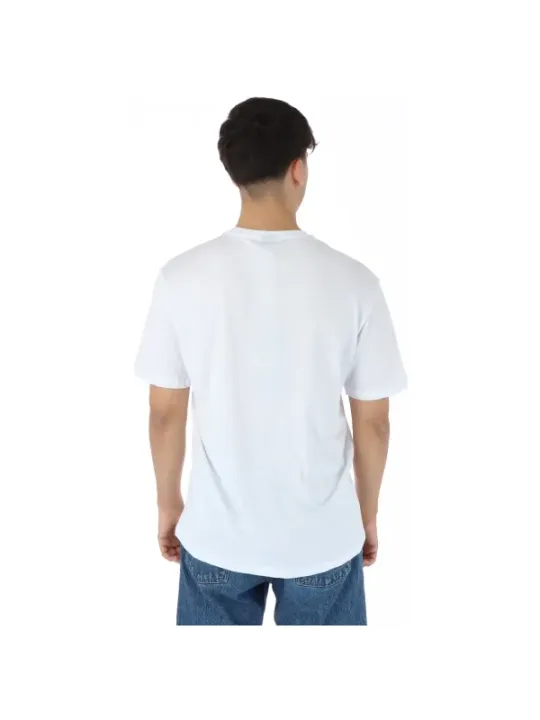 Mann trägt weißes North Sails T-Shirt