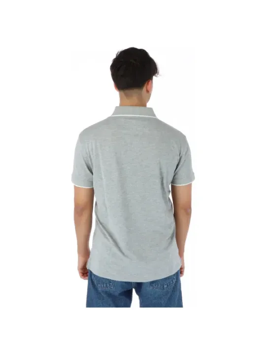 Graues Poloshirt mit Jeans Rückenansicht