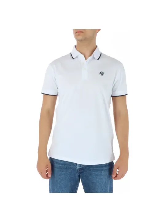 Mann trägt weißes North Sails Polo