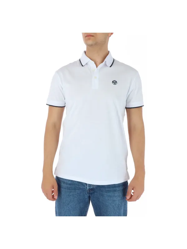 Mann trägt weißes North Sails Polo