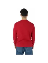 Mann trägt rotes North Sails Sweatshirt