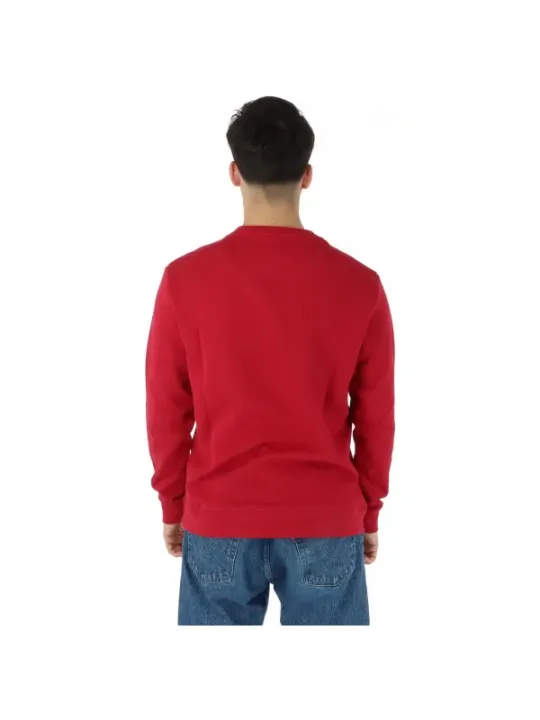 Mann trägt rotes North Sails Sweatshirt