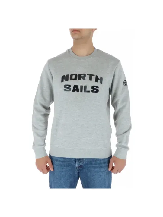 Mann trägt graues North Sails Sweatshirt
