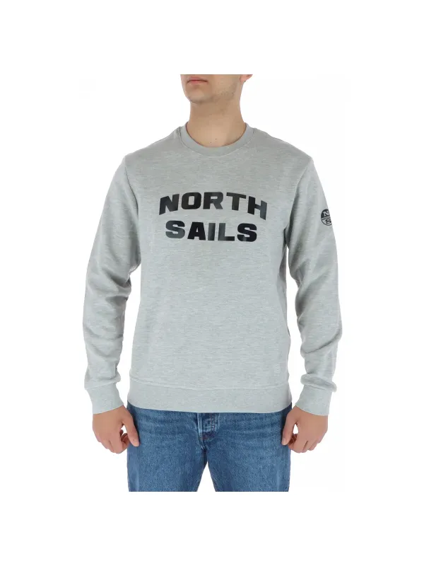 Mann trägt graues North Sails Sweatshirt