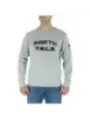 Mann trägt graues North Sails Sweatshirt