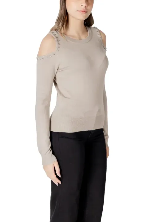 Beiger Wollpullover mit Schulterfreizug