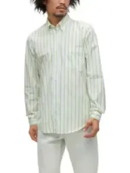 Gestreiftes Hemd mit weißen Hosen