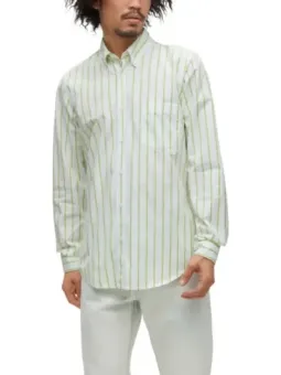 Gestreiftes Hemd mit weißen Hosen