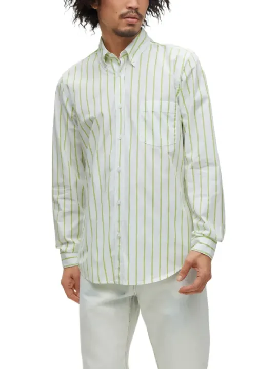 Gestreiftes Hemd mit weißen Hosen