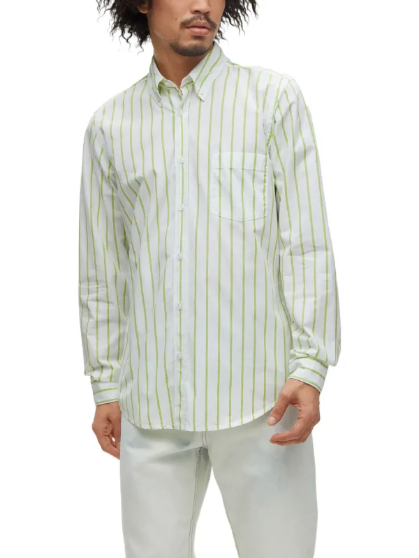 Gestreiftes Hemd mit weißen Hosen