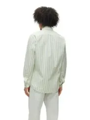 Grün-weiß gestreiftes Boss Hemd.