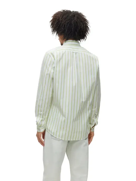 Grün-weiß gestreiftes Boss Hemd.