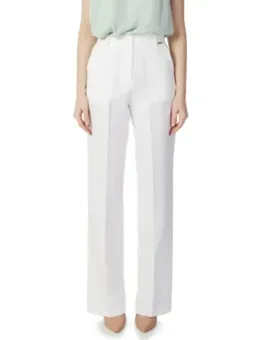 Weiße Hosen, schlichtes und elegantes Design