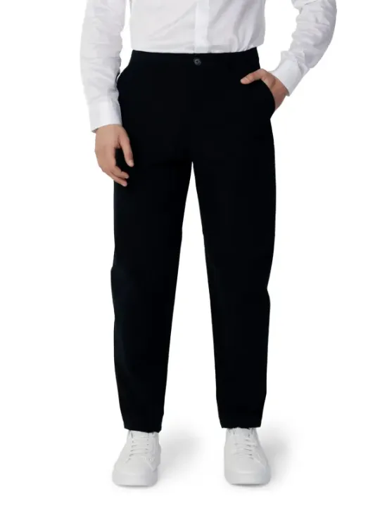 Schwarze, lockere Stoffhose mit Umschlag