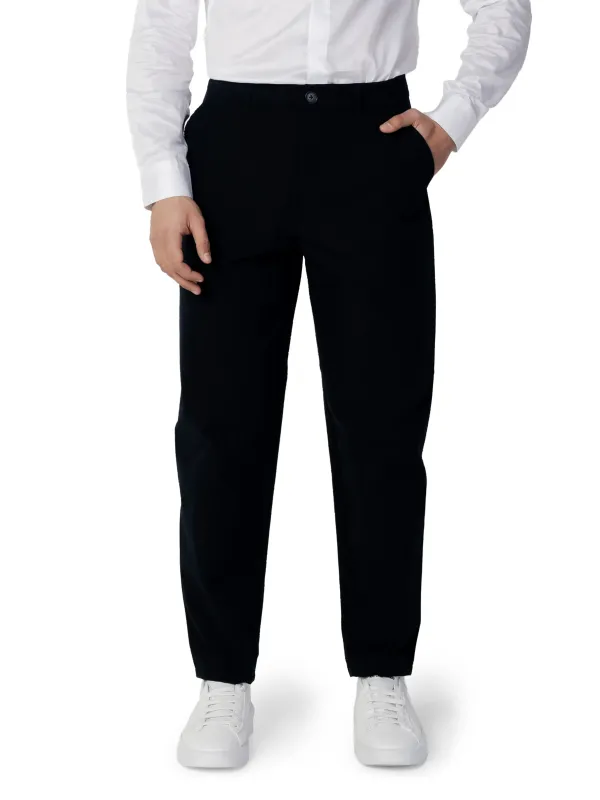 Schwarze, lockere Stoffhose mit Umschlag