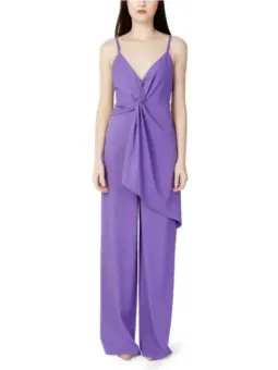 Lilafarbener Strampler mit drapiertem Schnitt