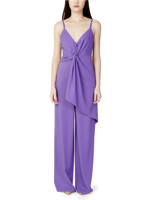 Lilafarbener Strampler mit drapiertem Schnitt