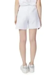 Weiße Shorts und Plateauschuhe