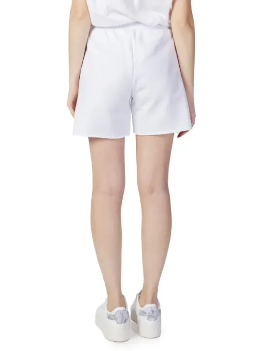 Weiße Shorts und Plateauschuhe