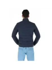 Mann trägt Colmar Winterjacke Jeans