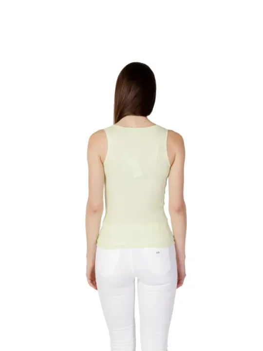 Gelbes Tanktop, weiße Hose hinten
