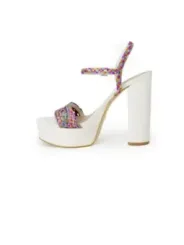 Weiße Sandalen mit buntem Riemen